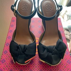 Cute, fun and stylish Tory Burch bow wedges!